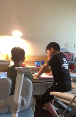 安吉带小鱼儿读英语 胡可：出差的老母亲放心了