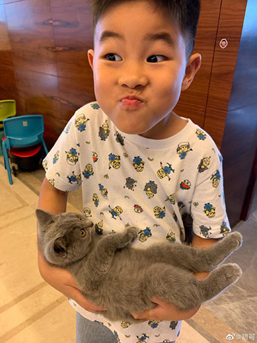 耿直boy？小鱼儿说妈妈胡可化妆像大明星 素颜像僵尸