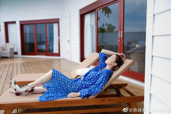 佘诗曼晒躺椅休闲照 穿蓝色长裙皮肤紧致显年轻