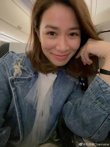佘诗曼收工回家难掩笑意 穿牛仔外套减龄又少女