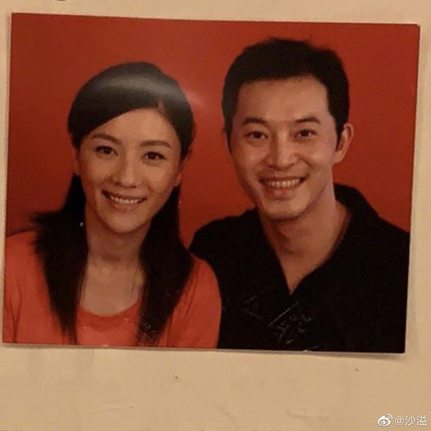 沙溢晒与胡可结婚照庆十周年：老婆，永远爱