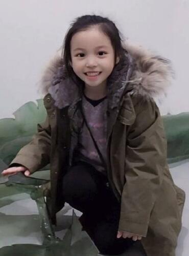 赵薇女儿近照罕见曝光 小四月被赞继承妈妈美貌