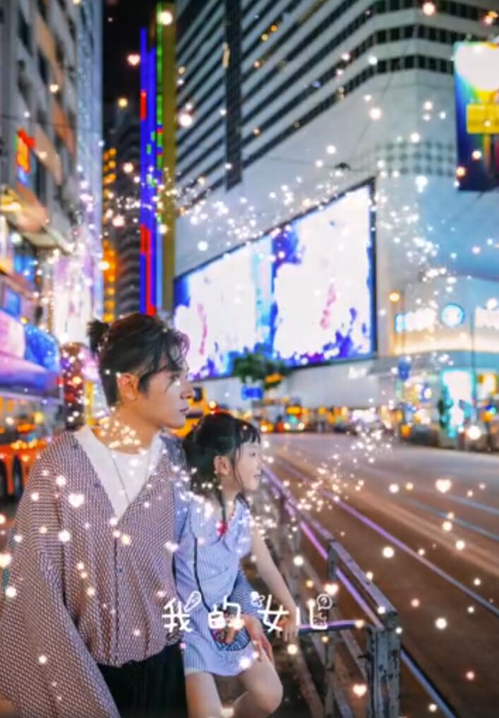张丹峰元宵节晒与女儿合照 父女双双一头精致小辫