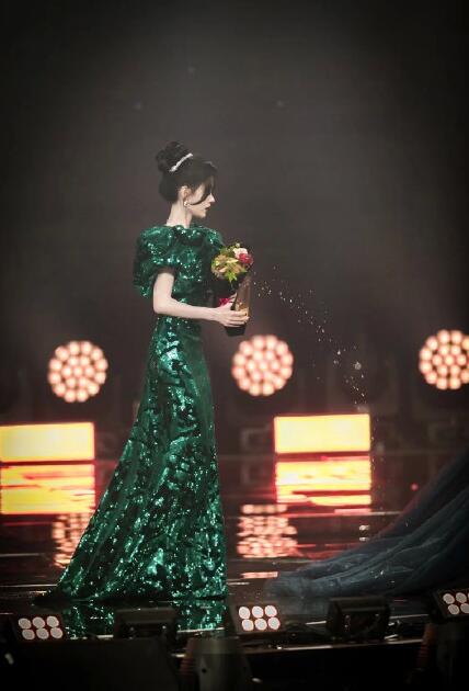 鞠婧祎吴宣仪洒水后续:两位美女互相关注了